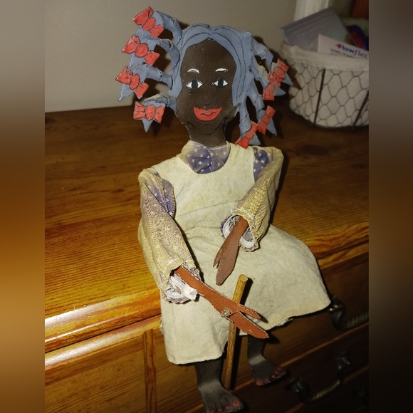 Really cute primitive sitting girl - Picture 4 of 4